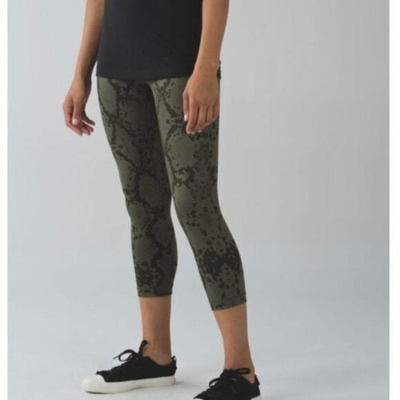 Lululemon Wunder Under Crop III *Full-On Luon in Ziggy Snake Fatigue Green Gator - Picture 1 of 7